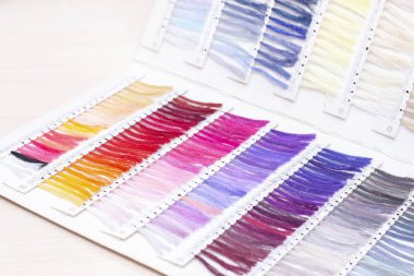 İplik dizini. Kataloğu çok renkli ipliklerle, yatak renkleriyle aç. Stüdyo.