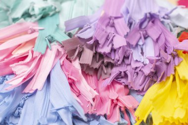 Fermuarların arka plan dokusu. Bir sürü farklı renkte fermuar. Elbise dikme, atölye, kumaş ve aksesuar dükkanı..