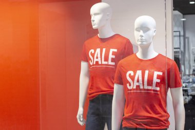 Alışveriş, moda ve reklam konseptleri için bir alışveriş merkezinde metin satışı yapan günlük kıyafetler giymiş bir erkek mankenin parçası. metin için yer