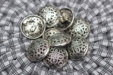 Metal düğmeler gri arka planda. Geçmişe dönüş. atölye ve dikiş konsepti. Kapat.