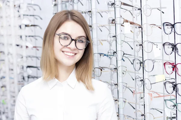 Sağlık Insanlar Vizyon Vizyon Kavramı Mağazada Gözlük Denerken Gülümseyen Kız — Stok fotoğraf