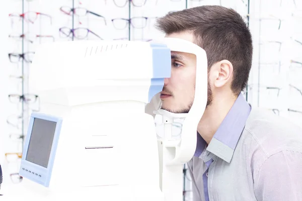 Autorefkeratotonometer Multifunktionell Utrustning För Ögondiagnostik Läkare Ögonläkare Kontrollerar Ögonen Patienten — Stockfoto