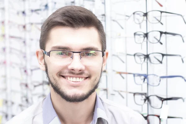 Sağlık Insanlar Vizyon Vizyon Kavramı Dükkanda Gözlük Denerken Gülümseyen Adamlar — Stok fotoğraf
