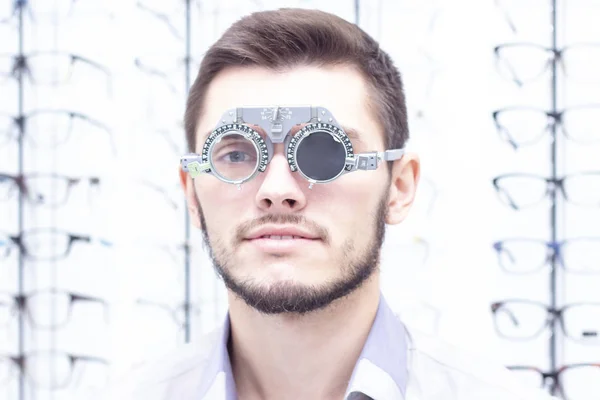 Oftalmolog Undersöker Den Unge Mannen Kliniken Samråd Med Ögonläkare Medicinsk — Stockfoto