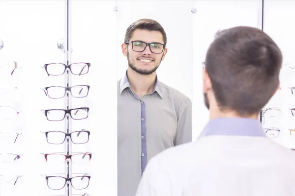 Sağlık Insanlar Vizyon Vizyon Kavramı Dükkanda Gözlük Denerken Gülümseyen Adamlar — Stok fotoğraf