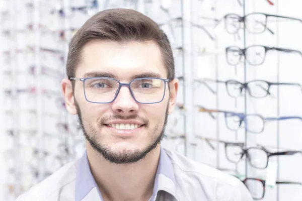 Saúde Pessoas Visão Visão Conceito Homens Sorrindo Experimentando Óculos Loja — Fotografia de Stock