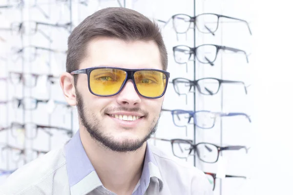 Sağlık Insanlar Vizyon Vizyon Kavramı Erkekler Bir Mağazada Gözlük Denerken — Stok fotoğraf