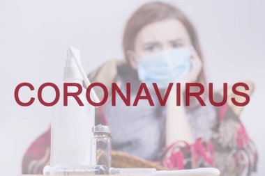 Kırmızı ile yazılmış Coronavirus. Koruyucu maskeli hasta bir kızın arka planına karşı. Çin pnömoni virüsü 2019-ncov