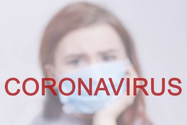 Kırmızı ile yazılmış Coronavirus. Koruyucu maskeli hasta bir kızın arka planına karşı. Çin pnömoni virüsü 2019-ncov