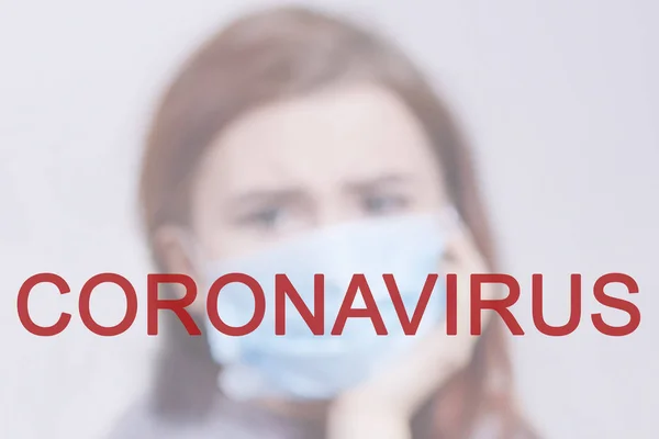 Iscrizione Coronavirus Rosso Sullo Sfondo Una Ragazza Malata Con Una — Foto Stock