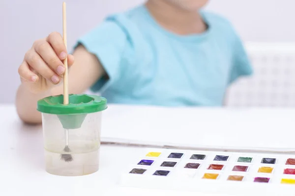 Childs Elleri Yakın Plan Çeker Suluboya Çiziyor Evde Yaratıcı Işler — Stok fotoğraf