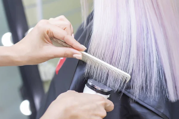 Cabeleireiro Com Uma Máquina Cabelo Corte Pontas Duplas Cabelo Com — Fotografia de Stock