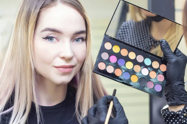 Make Artist Puts Makeup Girls Eyes Eye Shadow Palette Beauty — Stock Photo, Image