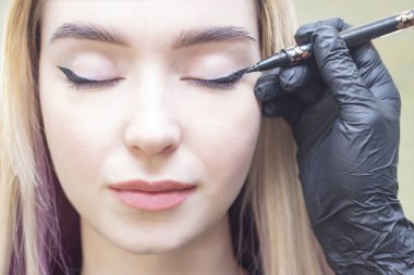 Makyaj sanatçısı kızların gözlerine makyaj yapar. Göz kalemi. Göz kalemi yap. Göz kalemi. Güzellik salonu.