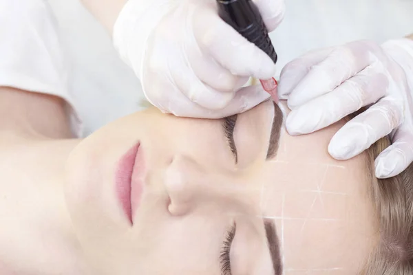 Make Beautician Hands Doing Eyebrow Tattoo Woman Face Permanent Brow — Stock Photo, Image