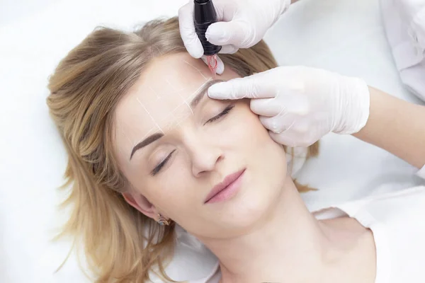 Smink Dig Beautician Hands Doing Eyebrow Tattoo Woman Face Permanent — Stockfoto