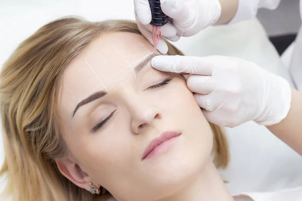 Smink Dig Beautician Hands Doing Eyebrow Tattoo Woman Face Permanent — Stockfoto