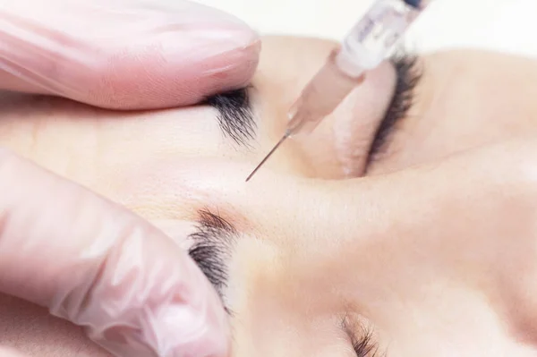 Close Esteticista Injetando Botox Rugas Testa Ela Segura Uma Seringa — Fotografia de Stock