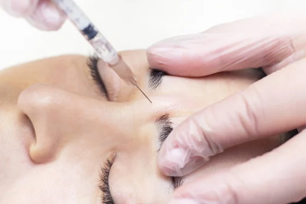Close Esteticista Injetando Botox Rugas Testa Ela Segura Uma Seringa — Fotografia de Stock