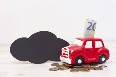 Para ve paralar bir kumbarada, araba şeklinde. Model yap. çoklu uzay. Bir araba almak için biriktirilen para. Hayal için para biriktiriyorum. Araba almak..