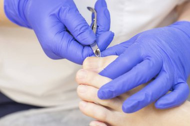 Terapi pedikürü. Usta podolojist donanım pedikürü yapıyor. Podiyatriyi ziyaret et. Kaplıcada ayak tedavisi. Podiatria Kliniği.