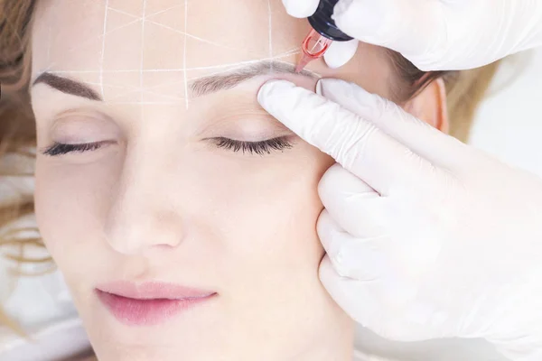Make Kosmetikerin Hände Tun Augenbrauen Tätowierung Auf Frau Face Permanent — Stockfoto