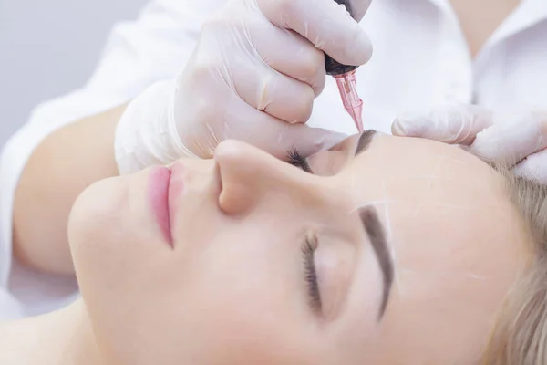 Make Beautician Hands Doing Eyebrow Tattoo Woman Face Permanent Brow — Stock Photo, Image