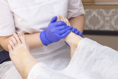 Kaplıcada ayak masajı, yakın plan. Ayak masajı, cilt bakımı. Tedavi edici pedikür..