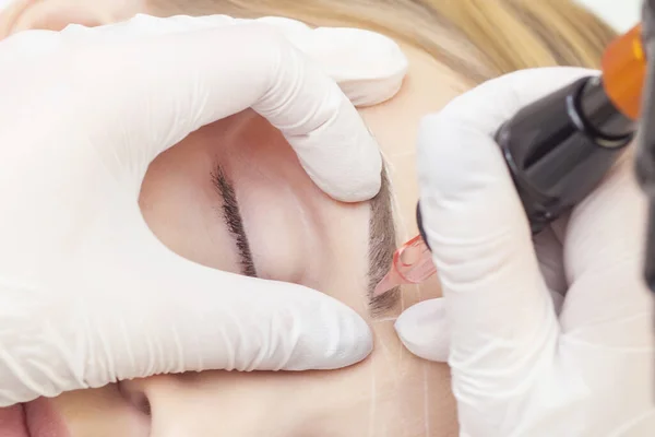 Make Kosmetikerin Hände Tun Augenbrauen Tätowierung Auf Frau Face Permanent — Stockfoto