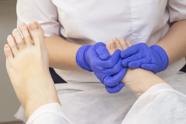 Fußmassage Wellness Salon Nahaufnahme Fußmassagen Entspannen Die Haut Therapeutische Fußpflege — Stockfoto