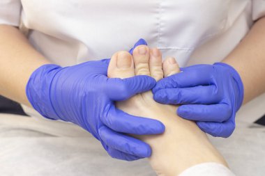 Kaplıcada ayak masajı, yakın plan. Ayak masajı, cilt bakımı. Tedavi edici pedikür..