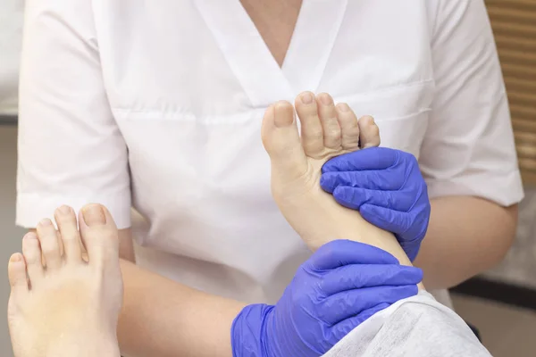 Fußmassage Wellness Salon Nahaufnahme Fußmassagen Entspannen Die Haut Therapeutische Fußpflege — Stockfoto