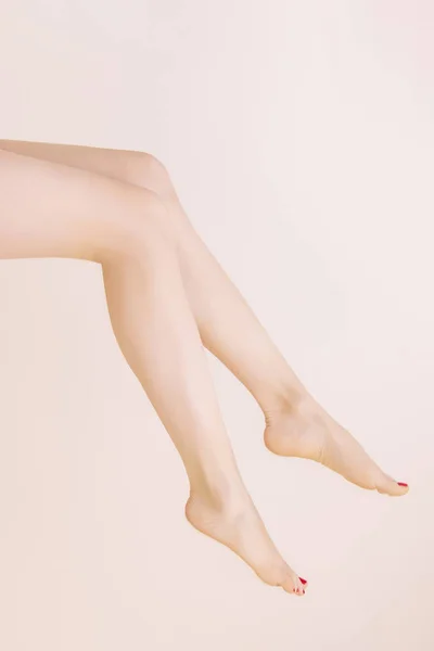 Weibliche Nackte Beine Auf Beigem Hintergrund Schönheitssalon Enthaarung Pflege Medizin — Stockfoto