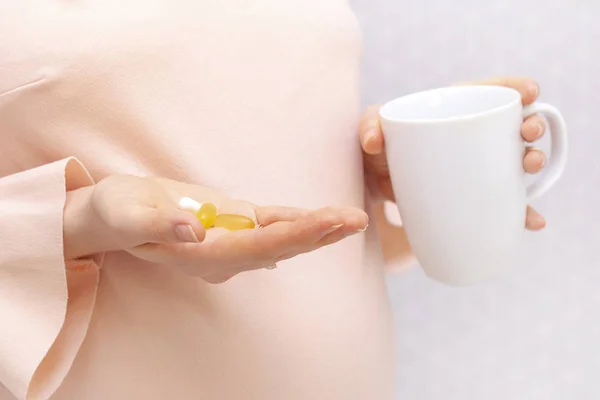 Primer Plano Mujer Embarazada Sosteniendo Una Píldora Vitaminas Concepto Embarazo — Foto de Stock