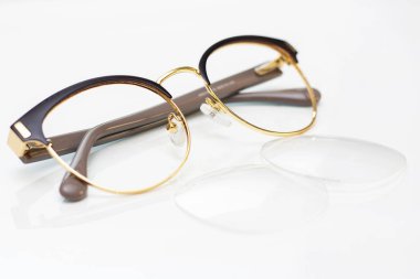 Görüş için modern moda kadın gözlükleri. Işık arkaplanındaki çerçeve ve cam.