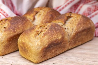 Fırın, altın kırsal ekmek kırıntıları. Masada taze aromatik ekmek. Yiyecek konsepti.