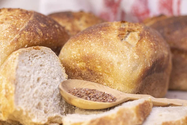 Хлібобулочні Вироби Золота Сільська Хлібна Скоринка Свіжий Ароматний Хліб Столі — стокове фото