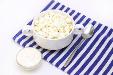 Kahvaltı konsepti. süzme peynir, arka planda ekşi krema ve havlu. beyaz