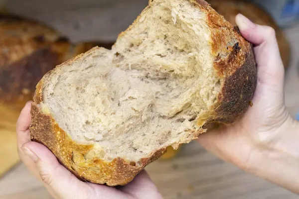 Жінка Ламає Свіжий Хліб Крупним Планом Традиційний Свіжий Хліб Концепція — стокове фото