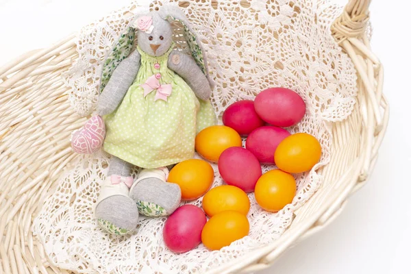 Ovos Páscoa Coelhinhos Bonitos Estão Cesta Feliz Páscoa Ovos Pintados — Fotografia de Stock