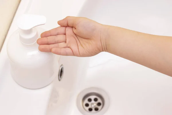 Handen Van Kinderen Zijn Gewassen Kinderhand Reikt Naar Antibacteriële Zeep — Stockfoto