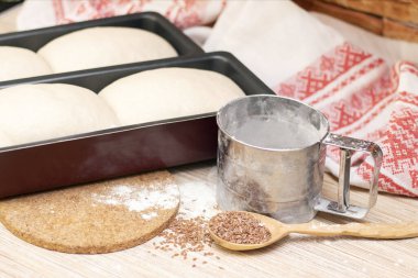 Ekmek yapıyorum. Hamur ekmek kalıbında..