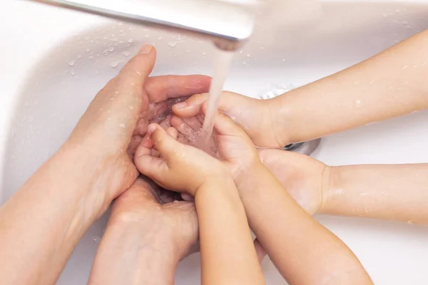 Adultos Crianças Lavam Mãos Mãos Espuma Sabão Antibacteriano Protecção Contra — Fotografia de Stock