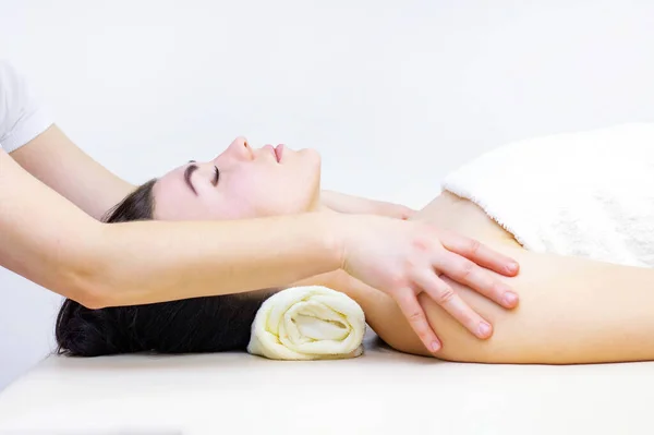 Massage Einem Wellnesssalon Für Ein Mädchen Wellness Massage Konzept Heller — Stockfoto