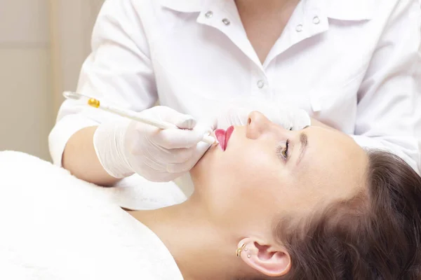 Giovane Donna Che Trucco Permanente Sulle Labbra Salone Estetiste Trucco — Foto Stock