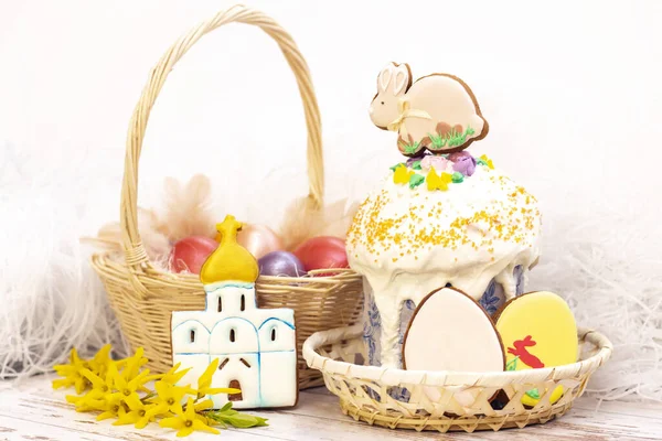 Пасхальный Праздник Цветные Яйца Корзине Пасхальный Пряничный Кролик Пасхальном Торте — стоковое фото