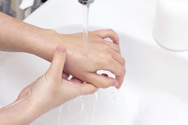 Facet Myje Ręce Ręce Pianie Antybakteryjnego Mydła Ochrona Przed Bakteriami — Zdjęcie stockowe