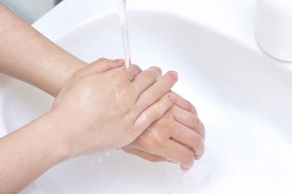 Muž Umývá Ruce Ruce Pěně Antibakteriálního Mýdla Ochrana Před Bakteriemi — Stock fotografie