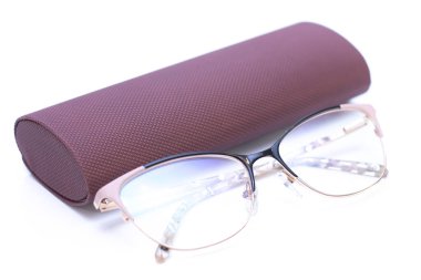 Modern moda kadınlar için altın gözlük ve açık arkaplanda deri bir çanta..