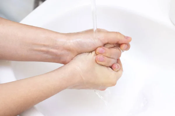 Homem Lava Mãos Mãos Espuma Sabão Antibacteriano Protecção Contra Bactérias — Fotografia de Stock